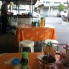 อยู่ตรงข้ามร้านก๋วยเตี๋ยวคั่วไก่