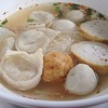 ก๋วยเตี๋ยวเกี๊ยวปลาต้มยำ. (50 บาท)