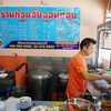 เฮียเล็กเจ้าของร้านลงมือปรุงเองทุกชาม เพื่อความสมบูรณ์ของรสชาติ