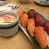 ซูชิแซลมอนและทูน่า กับไข่ตุ๋น