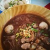 เส้นหมี่ เนื้อ สดเปื่อย เพิ่มลูกชิ้น และน้ำอัดลมอีกแก้วราคารวม 65
