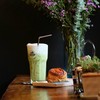 Matcha ชาเขียวเย็นกับขนมอุ่นๆ