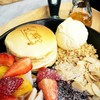 อร่อยครบรสทั้งแพนเค้กเนื้อนุ่มนิ่ม ครัมเบิ้ลกรุบกรอบ ไอศครีมเย็นฉ่ำ ผลไม้เปรี้ยว