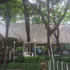 ฝั่งนี้เป็นร้านกาแฟและเบเกอรี่ค่ะ