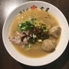 น้ำซุปเหมือนกัน มีไก่แล่บางๆ มีลูกชิ้นแป้งรสไก่ (ถ้าสเปเชียลจะมีไข่ยางมะตูมด้วย)
