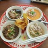 มีก๋วยเตี๋ยวถึงสี่อย่างในถาดเดียว น้ำใส น้ำข้น หมูตุ๋น ไก่ตุ๋น เหมาะกับทุกๆคน