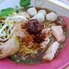 เพิ่มความเผ็ดด้วยพริกเผาและพริกป่น 