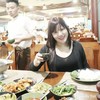 กำลังจะจิบชาร้อนที่ทางร้านเสริฟลงทุกโต๊ะ