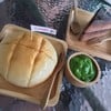 ร้านนี้ราคาเค้กส่วนใหญ่อยู่ที่ 45 บาทค่ะ