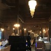 กลางร้านมีเปียโนตัวใหญ่สีดำ