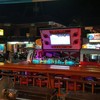 บรรยากาศหน้าร้านอาหาร มีร้านบาร์เครื่งดื่ม อยู่บนรถตู้ น่ารักดีค่ะ