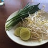 เครื่องเคียง กุยช่าย มะนาว และถั่วงอก