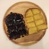 หน้าชอคโกแลตและเนยนม แผ่นละ 15 บาท