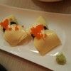ซูชิชิ้นพอดีคำวางหน้าด้วยแผ่นชีสและไข่กุ้ง อร่อยมากๆ