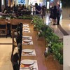 ที่นั่งทานเรียงแถวจะได้เห็นคนเดินผ่านไปมา