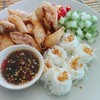 แป้งกรอบมาก ใส้กุ้งทอดทานกับน้ำจิ้มของเค้าเข้ากันมาก