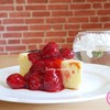 ชีสเค้กอบ เสิร์ฟพร้อมซอสสตอเบอรี่ที่ทางร้านทำเอง