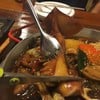 พนักงานช่วยตัดปลาหมึก