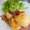 หลายคนรู้จักในชื่อของ egg benedict ไข่เหลวกำลังได้ที่ ไม่สุกหรือดิบเกินไป เสริฟค