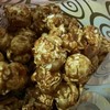 ข้าวโพดเคลือบคาราเมลผสมอัลมอนด์และเม็ดมะม่วงหิมพานต์
