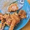 น้ำยำอร่อย ซึมไปถึงข้างใน แต่ไก่ยังกรอบอยู่