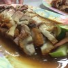 หมูกรอบไม่สั่งเป็นจานครับ เราสั่งเป็นโล //รูปนี้หิวไปหน่อยครับเลยรีบถ่าย #แหะๆ 