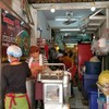 เดินทะลุไปโต๊ะนั่งด้านหลัง ...