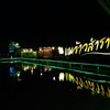 สะพานข้ามบ่อน้ำ มีโต๊ะรอบบ่อน้ำ 