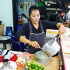 แม่ค้าปรุงกันหน้าร้านเลย