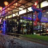 ด้านหน้าร้านตกแต่งได้ดึงดูดใจ พบกับสไปเดอร์แมนห้อยหัวต้อนรับ
