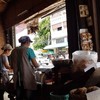 แม่ค้าใส่หมวกคลุมผม ผ้ากันเปื้อน ร้านก็สะอาดดี