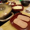 มีท้อปปิ้งให้เลือกสั่ง มีแฮม Spam กระป๋องด้วย