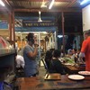 เห็นแขนคุณลุุงเสื้อส้มมั้ยคะ คุณลุงคอยช่วงย่างทุกโต๊ะเลย