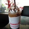 คาปูชิโน่เย็นของร้านนี้ใส่วิปครีมแทนฟองนม