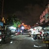 ร้านอยู่ในตลาดสดคลองเตย ติดกับถนนพระราม 4 เป็นรถเข็นติดไฟสว่าง มีหลายโต๊ะให้นั่ง