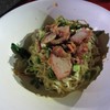 มีเกี๊ยว 2 ลูก หมูแดงชิ้นเล็กๆ หลายชิ้น 