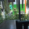 มีโต๊ะไม้ด้านนอก 3-4 ชุด 