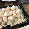 เนื้อปูแกะสดๆ จิ้มกับน้ำจิ้มซีฟู้ด รสชาติไม่เผ็ดมาก แต่คนชอบรสจัดก็ตักเยอะๆ 