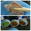 น้ำจิ้มเฉยๆทั้งสามแบบ หมูหมักมานุ่มกลางๆ