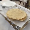 Poppadums หรือ ข้าวเกรียบอินเดีย กินกับเครื่องเคียงในรูปบน