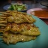 หมูสะเต๊ะ ย่างไม่นิ่มไม่แห้งจนเกินไป น้ำซอสเข้มข้น เครื่องเคียงแตงกวาสดมาก