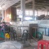 หน้าร้านติดตลาดที่ไม่มีไรแล้ว มีโต๊ะให้นั่งทานค่า 