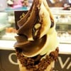 ได้ชิมทั้งรส Dark chocolate และVanilla white chocolate ในโคนเดียว 