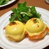 Smoked Salmon Eggs Benedict ราคา 1,550 เยน