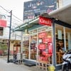 บรรยากาศหน้าร้าน ร้านจะอยู่ปากซอย 13 เคหะร่มเกล้า ถนนร่มเกล้า เห็นได้ชัดเจน