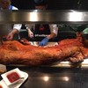 หมูย่างหนังกรอบมาทั้งตัว