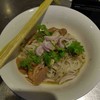 เส้นคล้ายขนมจีนแต่เหนียวหนึบกว่า เป็นเหมือนยำขนมจีนรสเผ็ดเปรี้ยว เค็ม นัว คลุกเค