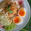 ขนมจีนน้ำยากะทิทานคู่ไข่ออนเซ็นเข้ากันอร่อยเลิศ
