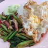 คะน้าปลาหมึก ไข่ดาว 