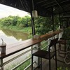 ที่นั่งริมลำตะคองสงบส่วนตัว แต่ค่ำๆมียุง